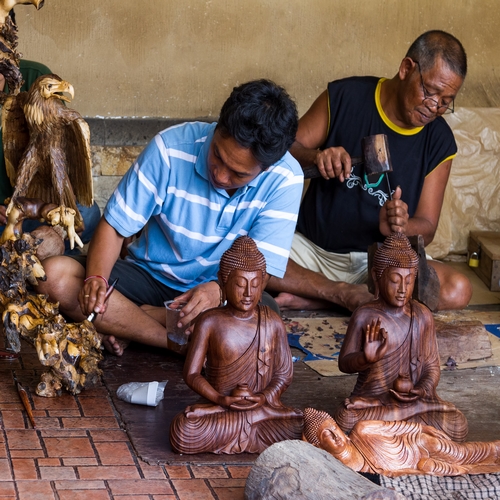 Lokale houtsnijkunst in Ubud